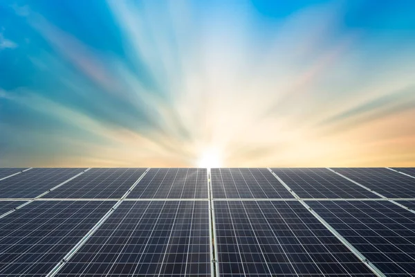 劇的な日没の空の背景に太陽電池 きれいな代替電源エネルギーコンセプト — ストック写真