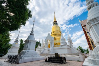 Wat Suan Dok, Chiang Mai Kuzey Tayland 'da günbatımında bir Budist tapınağıdır (Wat)..