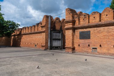 Tha Phae Kapısı Chiang Mai eski şehir duvarı ve Chiang Mai Kuzey Tayland 'daki en popüler seyahat ve turizm merkezi..