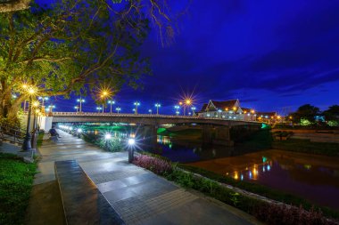 Doğal akşam Wat Phra Si Rattana Mahathat 'ın önünde halk arasında Wat Yai olarak da anılır Nan Nehri ve Phitsanulok, Tayland' da gün batımında yürümek için park.