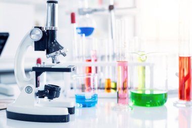 Laboratuvar arka planı, araştırma ve bilimsel konsepti olan mikroskop ve test tüpleri