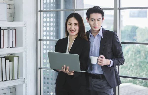 Junge Asiatische Geschäftsfrau Und Geschäftspartner Während Der Arbeit Mit Laptop — Stockfoto