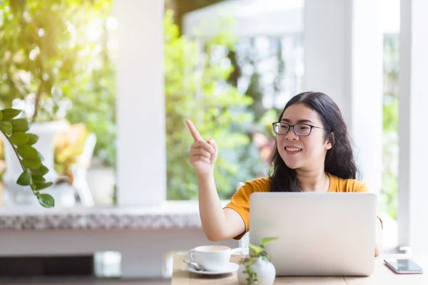 Glad Över Asiatisk Frilans Människor Företag Kvinnlig Peka Finger Bort — Stockfoto