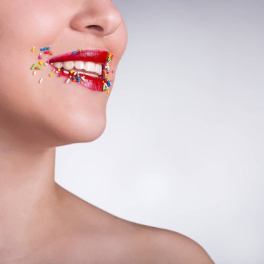 Güzel kadın ağzı büyük dişleri ve kırmızı dudaklar