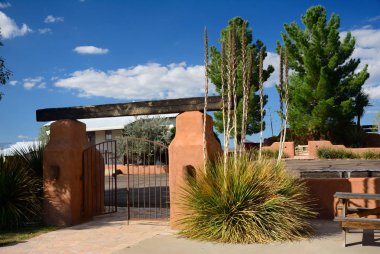 İspanyol hançer ile avlu rustik kapısı girişi.