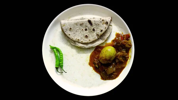 Roti chapati naan mit Ei-Curry und grünem Chilibild — Stockfoto