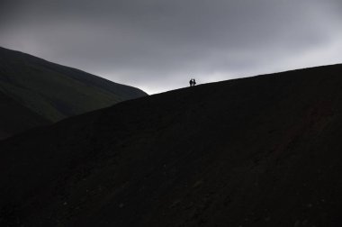 Turistler dağ sırtında ve manzaranın tadını çıkarın