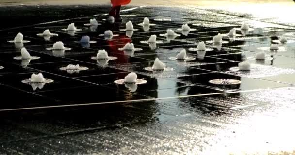 Niño Chica Jugando Fuente Salpicaduras Agua Cámara Lenta — Vídeos de Stock