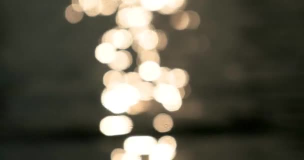 Réfraction de la lumière solaire dans l'eau de mer. Surface trouble de l'eau de mer, étincelle bokeh sur l'eau .4K 