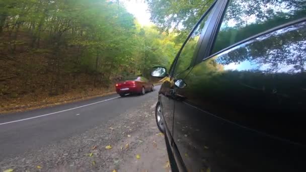 Fechar Carro Pneu Girando Durante Condução Através Floresta Outono Brilhante — Vídeo de Stock