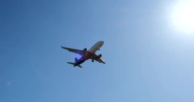 Güneşli mavi gökyüzünde uçan uçak