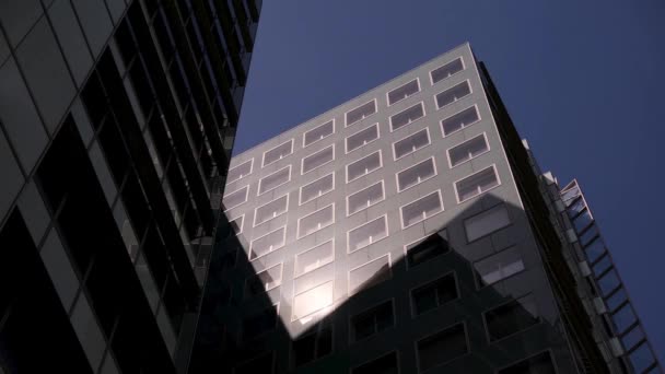 Büyük bir ofis binasının camına yansıyan bulutlar.. — Stok video