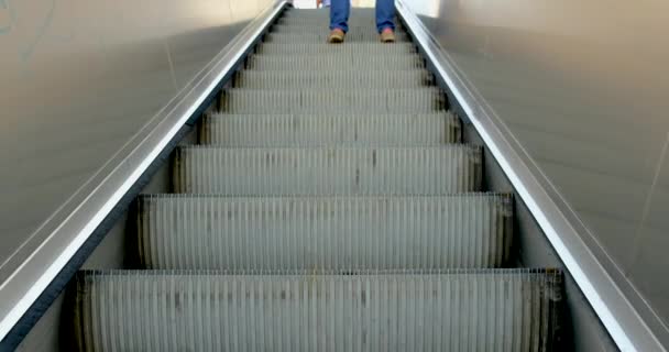 Снимок человека с ноутбуком движется на эскалаторе — стоковое видео