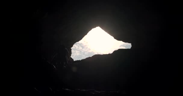 Muž turista vyleze z jeskyněTuristika Venku Muž Turistika Silueta. — Stock video