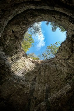 Bir mağaranın içinden dışarı bak..
