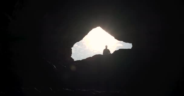 Мужчина-турист вылезает из пещерного похода на свежем воздухе. — стоковое видео
