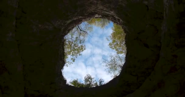 Vista dall'interno di una grotta guardando fuori.Macchina fotografica che si muove intorno. 360 gradi — Video Stock