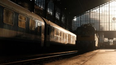 Lokomotif gün batımında tren istasyonunda bekliyor.