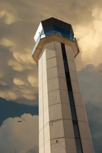 Commercial Airport Control Tower Close Perspective Strong Thunderstorm Overhead Commercial — Stock Photo, Image