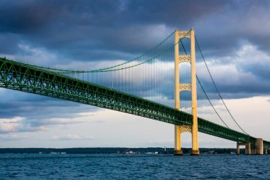 Mackinac Köprüsü, ABD 'nin Michigan eyaletinin Yukarı ve Aşağı yarımadalarını birbirine bağlamak için Mackinac Boğazı' nı geçen bir asma köprüdür.. 