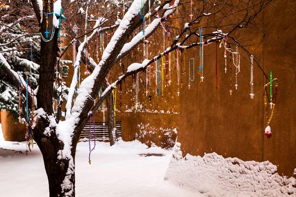 Santa Rosary Tree Just Loretto Chapel Santa New Mexico Decorated — Stock Photo, Image