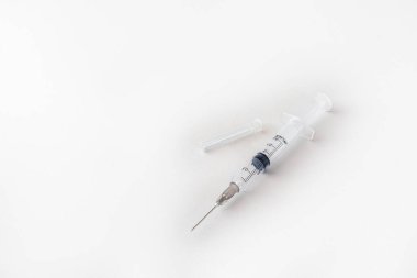 Bazı şırıngalar, tıbbi iğneler, hastane ekipmanları Covid-19 salgını sırasında birçok hastane ve sağlık merkezinde çok kullanıldı..