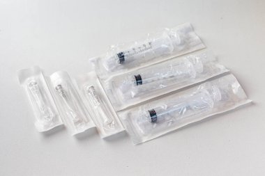 Bazı şırıngalar, tıbbi iğneler, hastane ekipmanları Covid-19 salgını sırasında birçok hastane ve sağlık merkezinde çok kullanıldı..