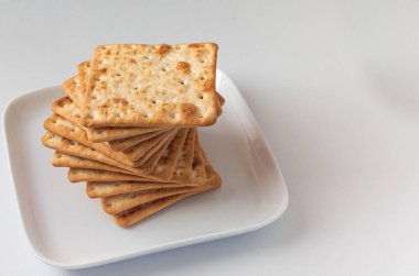 Lezzetli kare kurabiyeler, istiflenmiş, taze, gevrek, kızarmış ve tereyağlı. Kahvaltıda ya da öğle yemeğinde mükemmel..