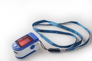 Bir parmak oksimetresi, vücuttaki kan miktarını ölçen tıbbi ekipman ve Covid-19 salgını sırasında doktorlar tarafından çok kullanılır..