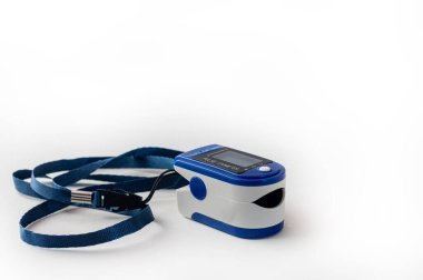 Bir parmak oksimetresi, vücuttaki kan miktarını ölçen tıbbi ekipman ve Covid-19 salgını sırasında doktorlar tarafından çok kullanılır..