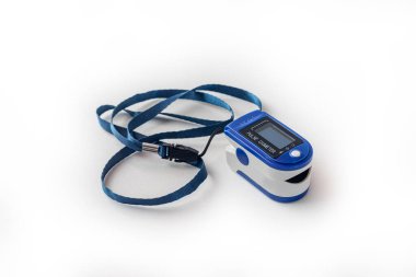 Bir parmak oksimetresi, vücuttaki kan miktarını ölçen tıbbi ekipman ve Covid-19 salgını sırasında doktorlar tarafından çok kullanılır..