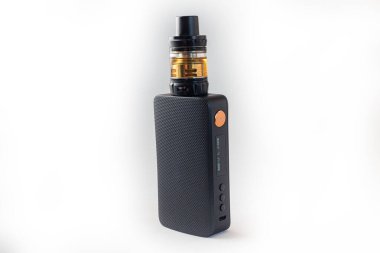 Modern elektronik bir sigara, siyah renkli, zarif detaylarla, buhar olarak adlandırılır ve sigara içmek için kullanılır..