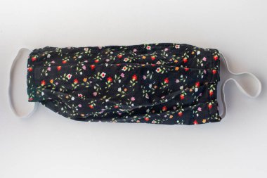 Dünya salgını sırasında Covid-19 için zarif, modern, güzel ve renkli koruyucu maske..