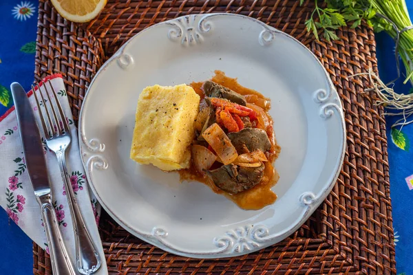 Delicious Cornmeal Slices Chicken Liver Red Sauce Peppers Lemon Parsley — Stock Photo, Image