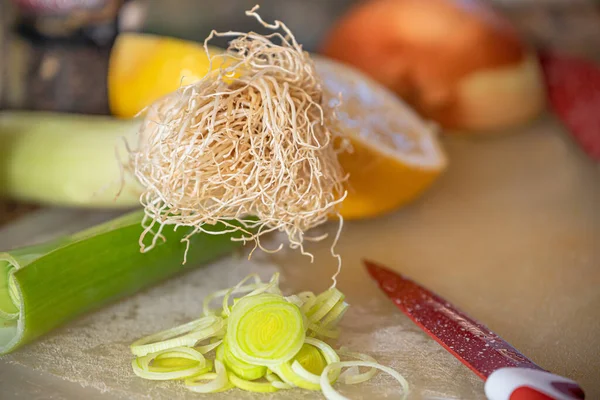 Cebola Picada Para Tempero Uma Tábua Branca Com Abobrinha Laranja — Fotografia de Stock