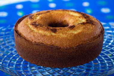 Lezzetli, yumuşak ve güzel krema ve çikolatayla karıştırılmış bir pasta. Ailenin kahvaltısı ya da öğlen atıştırması için yapılmış. Mavi havlunun üstünde..