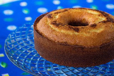 Lezzetli, yumuşak ve güzel krema ve çikolatayla karıştırılmış bir pasta. Ailenin kahvaltısı ya da öğlen atıştırması için yapılmış. Mavi havlunun üstünde..