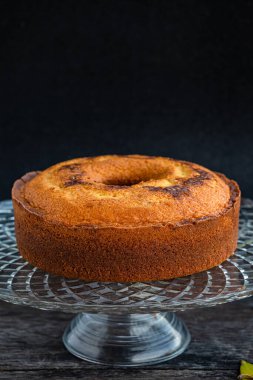 Lezzetli, yumuşak ve güzel krema ve çikolatayla karıştırılmış bir pasta. Ailenin kahvaltısı ya da öğlen atıştırması için yapılmış. Koyu bir arka planda, uzun, cam bir tabakta servis edilir..