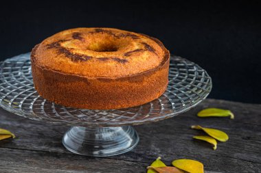 Lezzetli, yumuşak ve güzel krema ve çikolatayla karıştırılmış bir pasta. Ailenin kahvaltısı ya da öğlen atıştırması için yapılmış. Koyu bir arka planda, uzun, cam bir tabakta servis edilir..