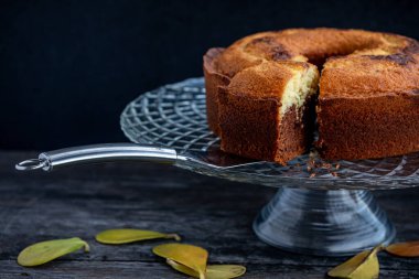 Lezzetli, yumuşak ve güzel krema ve çikolatayla karıştırılmış bir pasta. Ailenin kahvaltısı ya da öğlen atıştırması için yapılmış. Koyu bir arka planda, uzun, cam bir tabakta servis edilir..