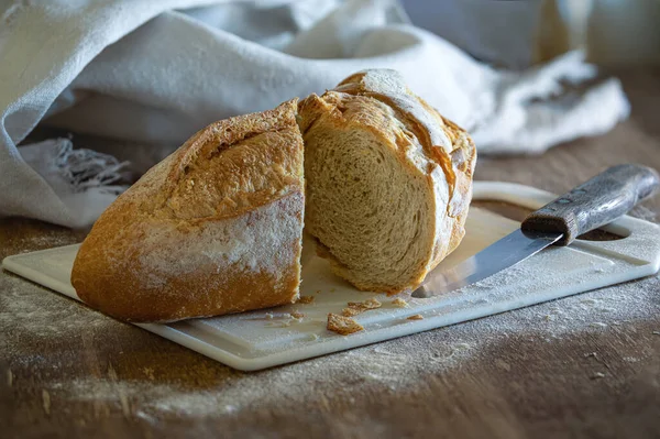 Ett Färskt Krispigt Italienskt Bröd Vit Skärbräda Ett Träbord Och — Stockfoto