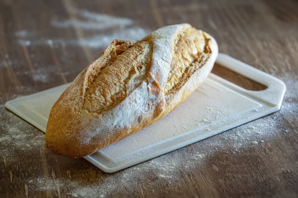 Ett Färskt Krispigt Italienskt Bröd Vit Skärbräda Ett Träbord Och — Stockfoto