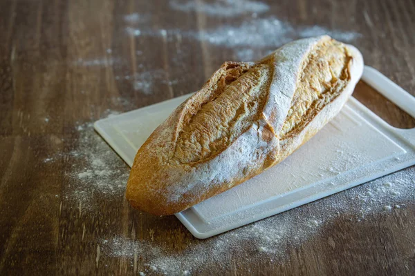 Ett Färskt Krispigt Italienskt Bröd Vit Skärbräda Ett Träbord Och — Stockfoto