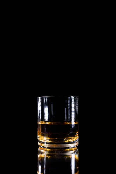 Een Eenvoudig Glas Geserveerd Met Whisky Zwarte Achtergrond — Stockfoto