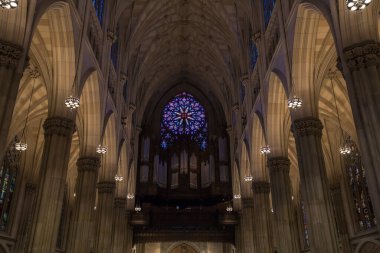 New York 'taki St. Patricks Katedrali' nin içinde, Beşinci Cadde 'de ve Rockefeller Merkezi' nin karşısında. Gotik stil.