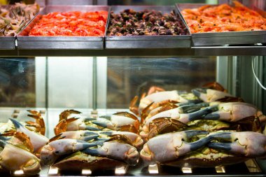 Lizbon pazarında dev pençeli yengeçler