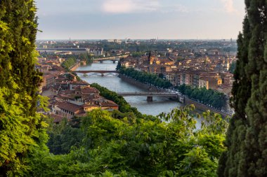 Güneşli bir öğleden sonra Adige nehri ile Verona şehri manzarası, İtalya
