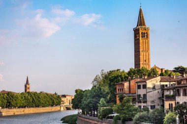 Güneşli bir öğleden sonra Adige nehri ile Verona şehri manzarası, İtalya.