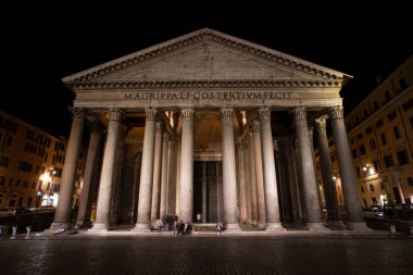 Roma, İtalya 'da büyük sütunları olan Pantheon' un ön ve girişi.
