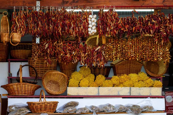 Kleine Voorraad Van Paprika Specerijen Knoflook Stro Manden — Stockfoto